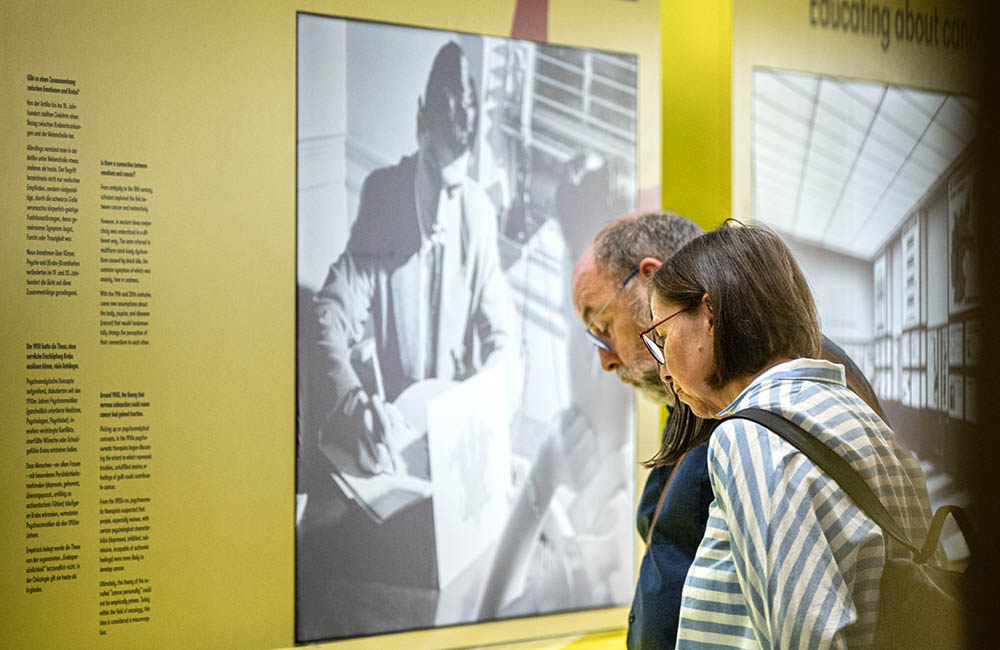 Interessierte zu Besuch in der Ausstellung Krebs und Emotionen im Hörsaal H7 an der Universitätsmedizin Magdeburg. Fotograf Ramon Kubatzki